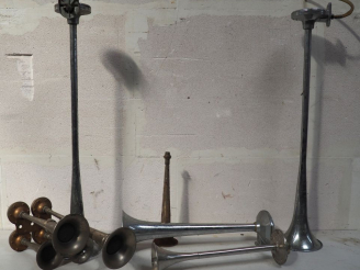 Vente aux enchères 6 différents klaxons pour automobile.