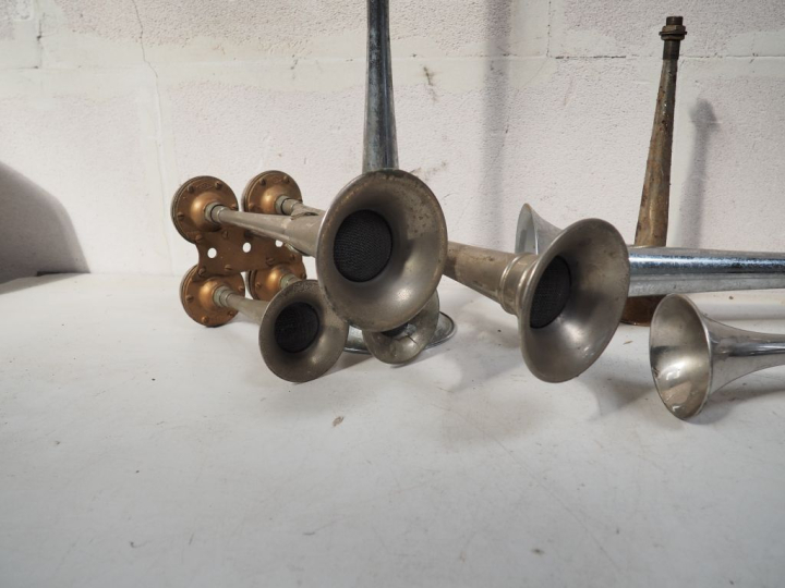 6 différents klaxons pour automobile.