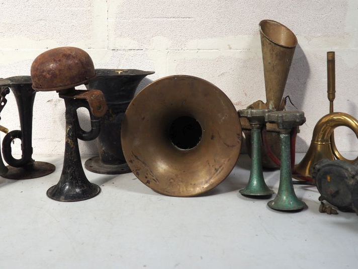 9 différents klaxons pour automobile.