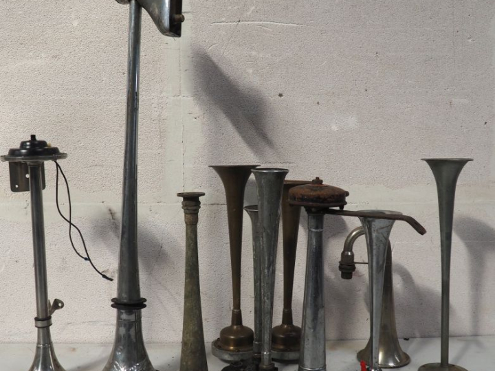 Ensemble de klaxons pour automobile.