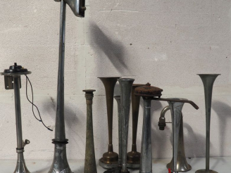 Vente aux enchères Ensemble de klaxons pour automobile.