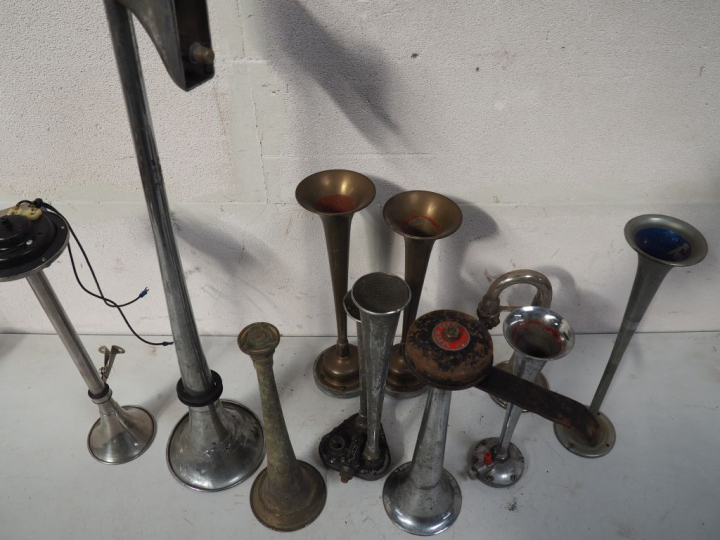 Ensemble de klaxons pour automobile.