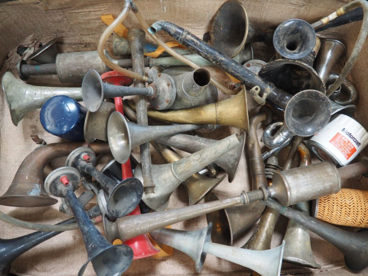 Ensemble de klaxons pour automobile.