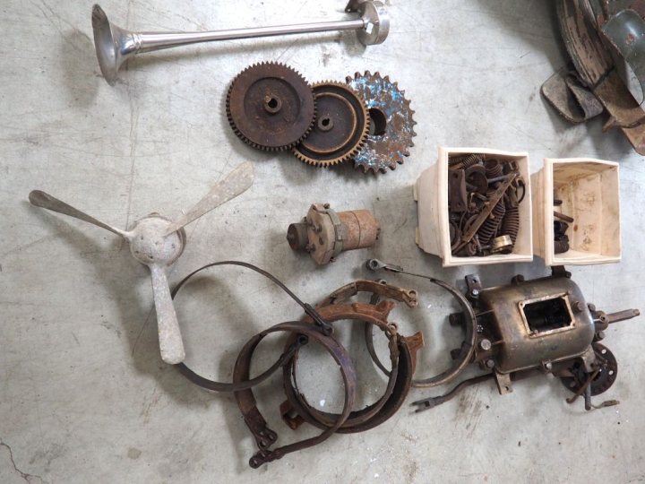 Ensemble de pièces pour automobile.