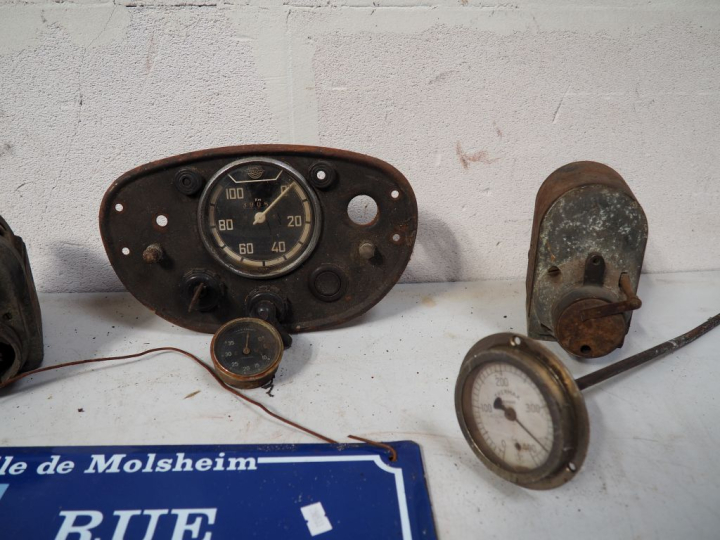 Ensemble de pièces et accessoires pour automobile.