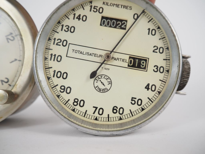 Compteur automobile JAEGER. Diam. 8 cm.  On y joint un compteur automo