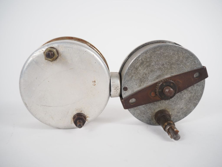 Compteur automobile JAEGER. Diam. 8 cm.  On y joint un compteur automo