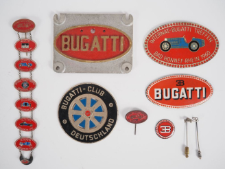 Vente aux enchères Ensemble de plaques émaillées BUGATTI. H. de 2,5 à 18 cm.