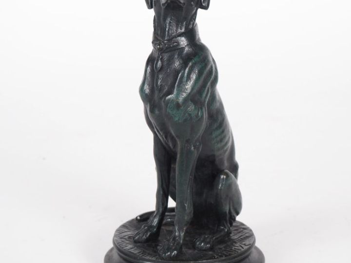 BARYE.  "chien de chasse assis" Sculpture en bronze, à patine verte fo