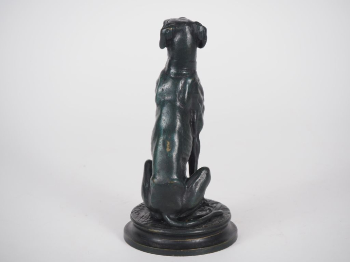 BARYE.  "chien de chasse assis" Sculpture en bronze, à patine verte fo