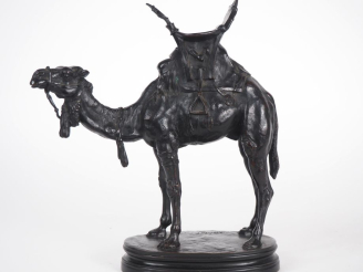 Vente aux enchères Alfred BARYE.  "le chameau" Sculpture en bronze à patine brune Signée 