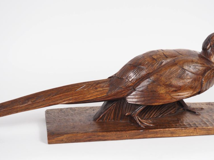 Raymond BIGOT.  "poule faisane" Sculpture en noyer, signée sur la terr