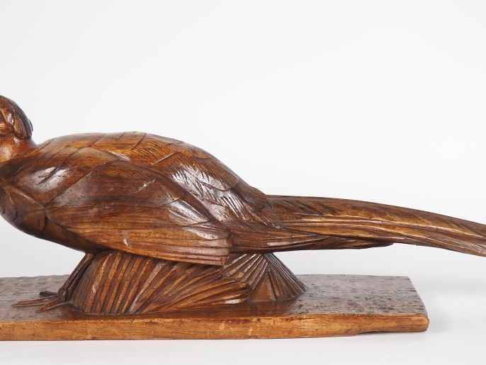 Raymond BIGOT.  "poule faisane" Sculpture en noyer, signée sur la terr