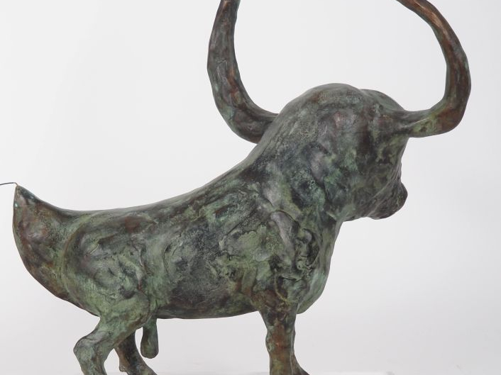 Sébastien CASTELLA.  "Taureau de combat" Sculpture en bronze à patine 