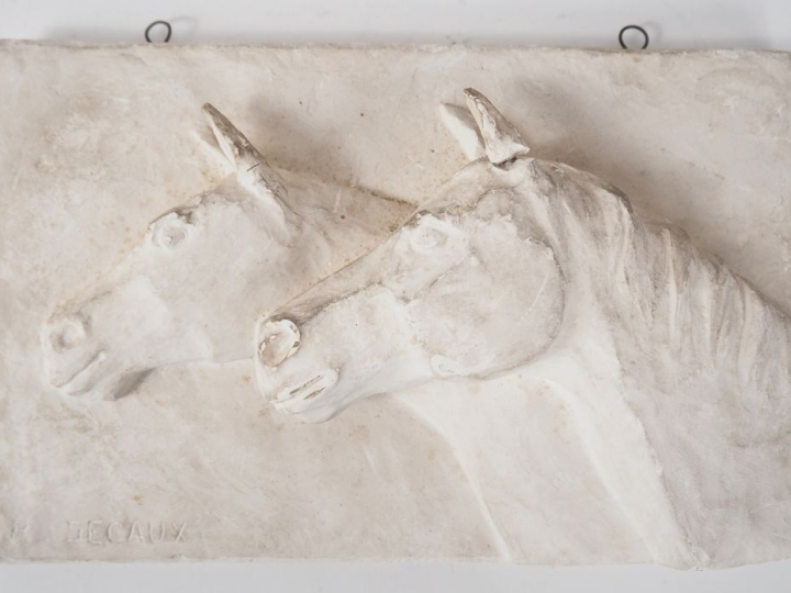 P. DECAUX.  "Chevaux" Platre, signé en bas à gauche Dim. 16 x 25,5 cm 