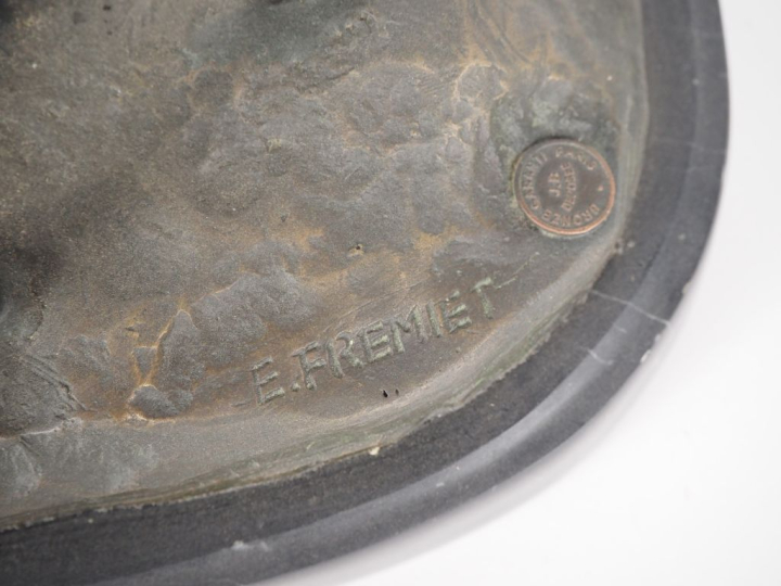 E. FREMIET.  "Les deux lévriers" Groupe en bronze, à patine verte, sur