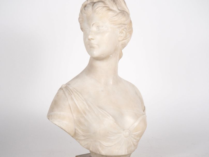 HOUDON. (d'après) "Diane chasseresse en buste" Sculpture en albatre H.
