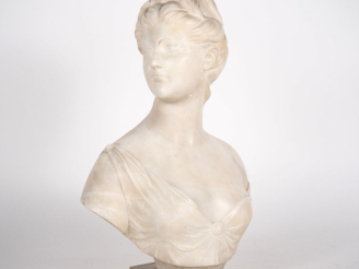 Vente aux enchères HOUDON. (d'après) "Diane chasseresse en buste" Sculpture en albatre H.