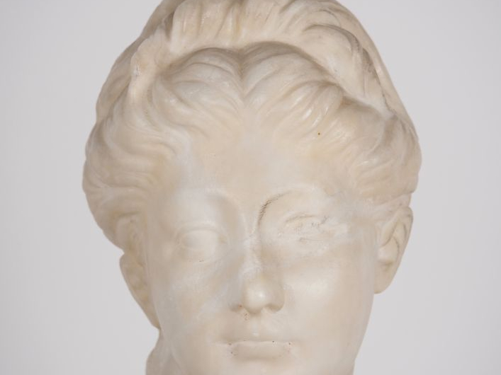 HOUDON. (d'après) "Diane chasseresse en buste" Sculpture en albatre H.