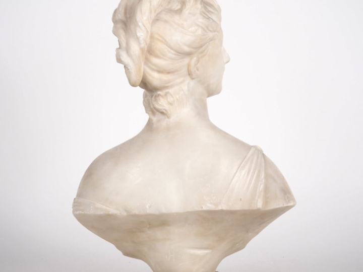 HOUDON. (d'après) "Diane chasseresse en buste" Sculpture en albatre H.