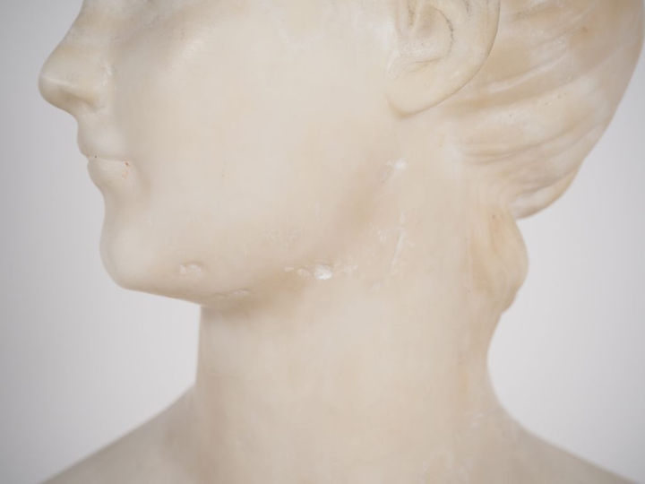 HOUDON. (d'après) "Diane chasseresse en buste" Sculpture en albatre H.