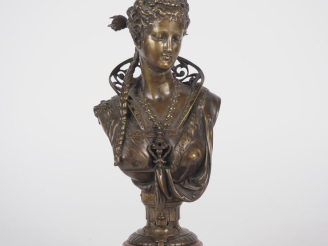 Vente aux enchères HUZEL.  "portrait de reine en buste" Bronze patiné  Signé petit socle 