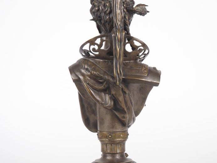 HUZEL.  "portrait de reine en buste" Bronze patiné  Signé petit socle 