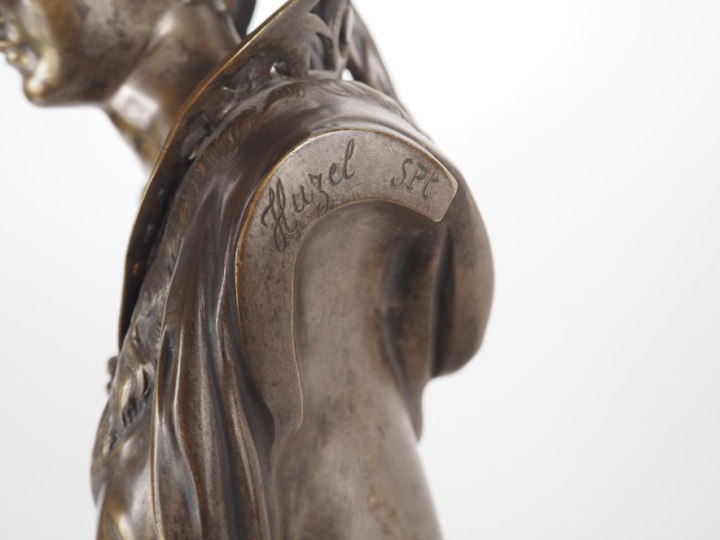 HUZEL.  "portrait de reine en buste" Bronze patiné  Signé petit socle 