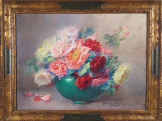 Vente aux enchères Blanche ODIN.  "bouquet de roses dans un vase en terre vernissée vert"
