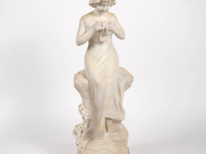 R. PARENA. "la jeune brodeuse" Sculpture en albatre Signée H. 55 cm