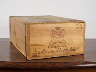Vente aux enchères 12 BOUTEILLES CHÂTEAU MOUTON ROTHSCHILD 1er GCC PAUILLAC - 1982 - CBO 