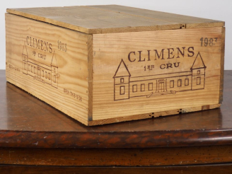 Vente aux enchères 12 BOUTEILLES CHÂTEAU CLIMENS 1er CC SAUTERNES - 1983 - CBO - BG/2 ET