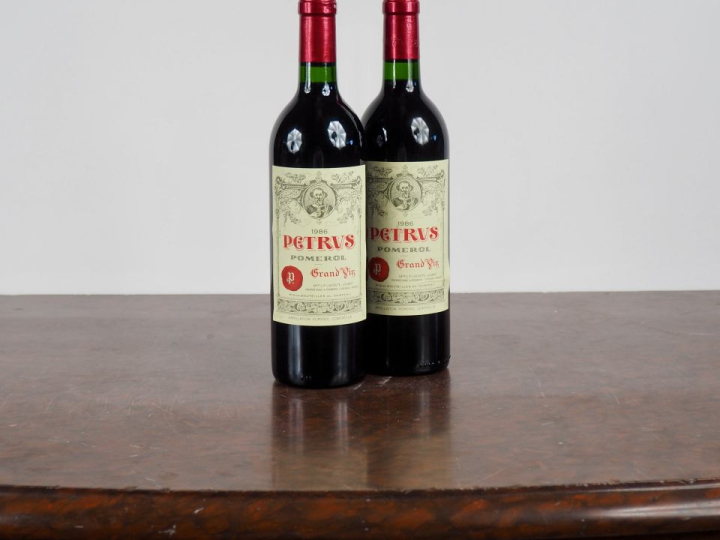 2 BOUTEILLES PETRUS POMEROL - 1986 - #1 - TRÈS BONS NIVEAUX/1 ÉTIQUETT