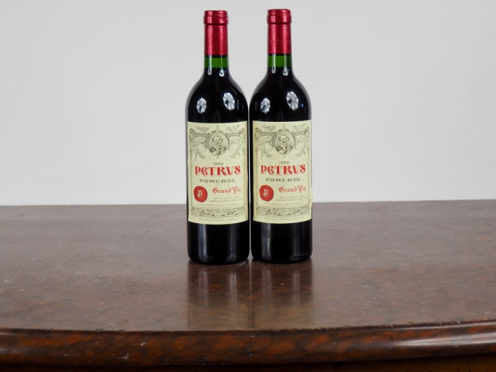 2 BOUTEILLES PETRUS POMEROL - 1986 - #1 - TRÈS BONS NIVEAUX/1 ÉTIQUETT