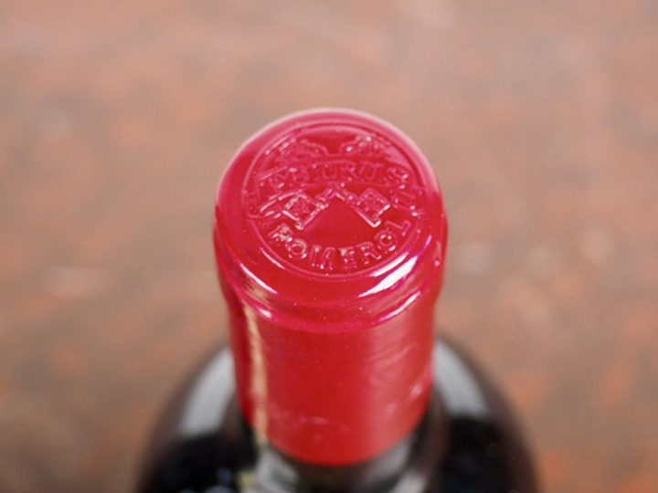 2 BOUTEILLES PETRUS POMEROL - 1986 - #1 - TRÈS BONS NIVEAUX/1 ÉTIQUETT