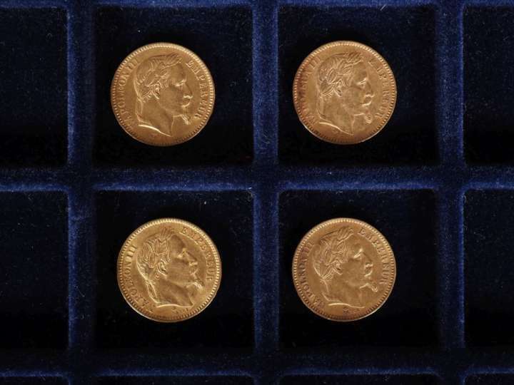 Ensemble comprenant :  - une pièce de 20 Francs or, 1862-A. - trois pi