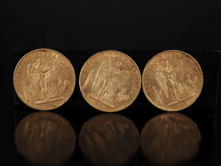 Trois pièces de 20 Francs or, 1874-A et 1875-A (x2). FRAIS ACHETEURS 1