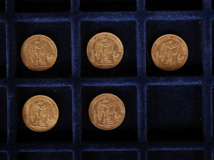 Ensemble comprenant :  - deux pièces de 20 Francs or, 1877-A. - trois 
