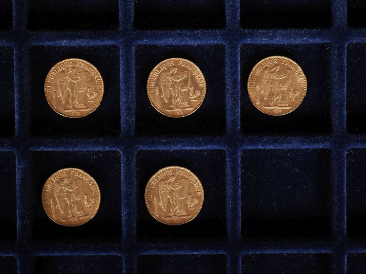 Ensemble comprenant :  - une pièce de 20 Francs or, 1894-A. - deux piè