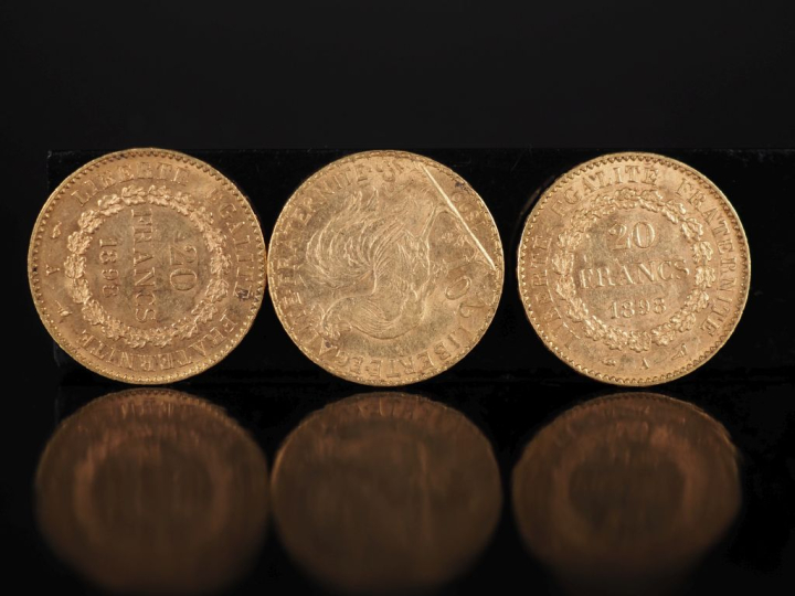 Trois pièces de 20 Francs or, 1898-A (x2) et 1899.  FRAIS ACHETEURS 10