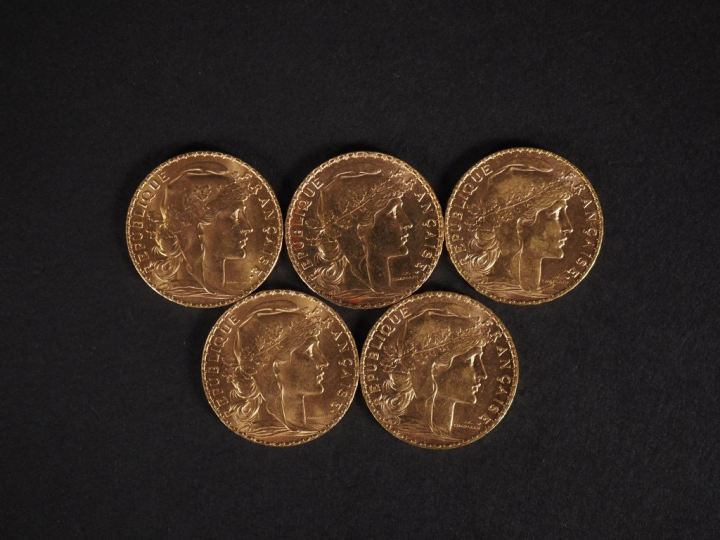 Cinq pièces de 20 Francs or, 1909, 1910 (x2), 1913 et 1914. FRAIS ACHE