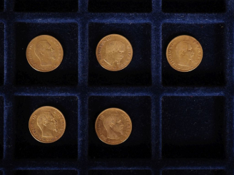 Vente aux enchères Ensemble comprenant :  - deux pièces de 10 Francs or, 1858-A.  - deux 