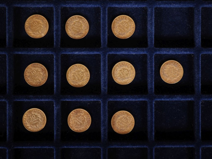 Ensemble comprenant :  - trois pièces de 10 Francs or, 1862-A (x2) et 