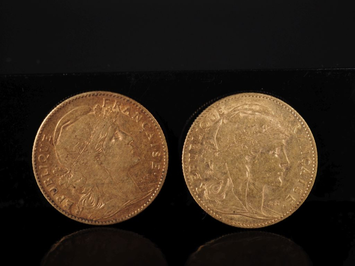 Ensemble comprenant :  - cinq pièces de 10 Francs or, 1867-BB (x3) et 
