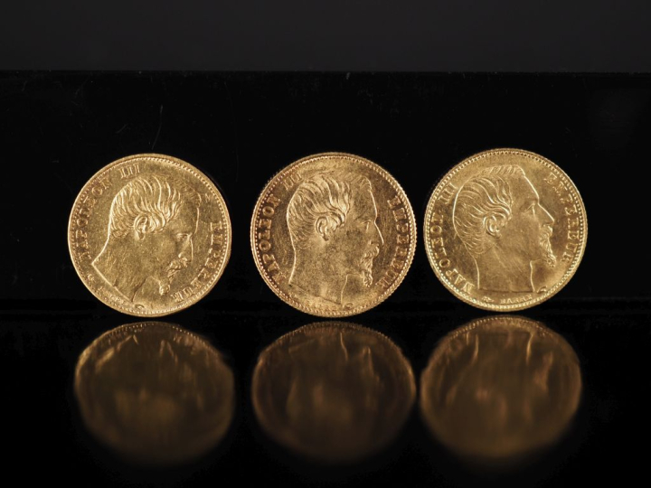 Trois pièces de 5 Francs or, Napoléon III Empereur, petit modèle, 1856