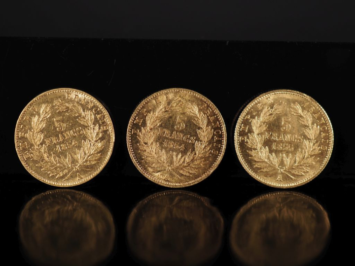 Trois pièces de 5 Francs or, Napoléon III Empereur, petit modèle, 1856