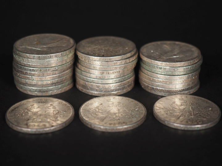 Trente pièces de 5 Francs argent.  Poids. 360 g
