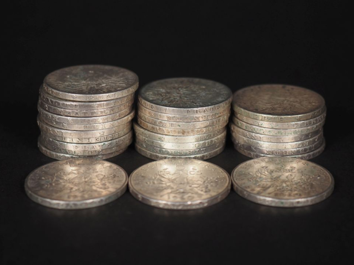Vingt-huit pièces de 5 Francs argent. Poids. 330 g