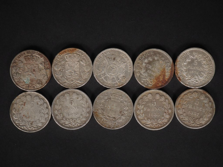 Ensemble comprenant :  - cinq pièces de 5 Francs argent. - une pièce d