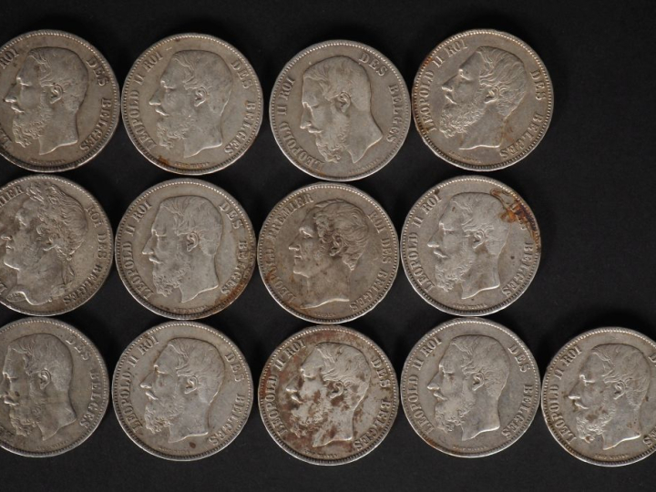 Ensemble comprenant treize pièces de 5 Francs belge en argent.  Poids.